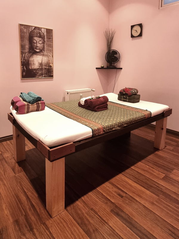 massageliege thai massage berlin Bequeme Massageliege für eine entspannte Thai Massage.
