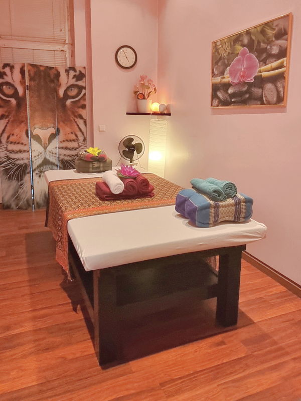 neue massageliege Massageliege mit Gesichtsloch in einem Thai Massagesalon in Berlin Charlottenburg.